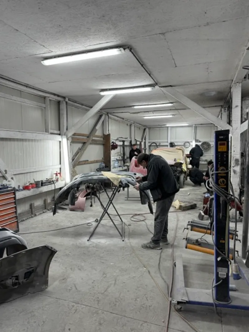 Mechanicy podczas pracy w warsztacie EUROTRANS