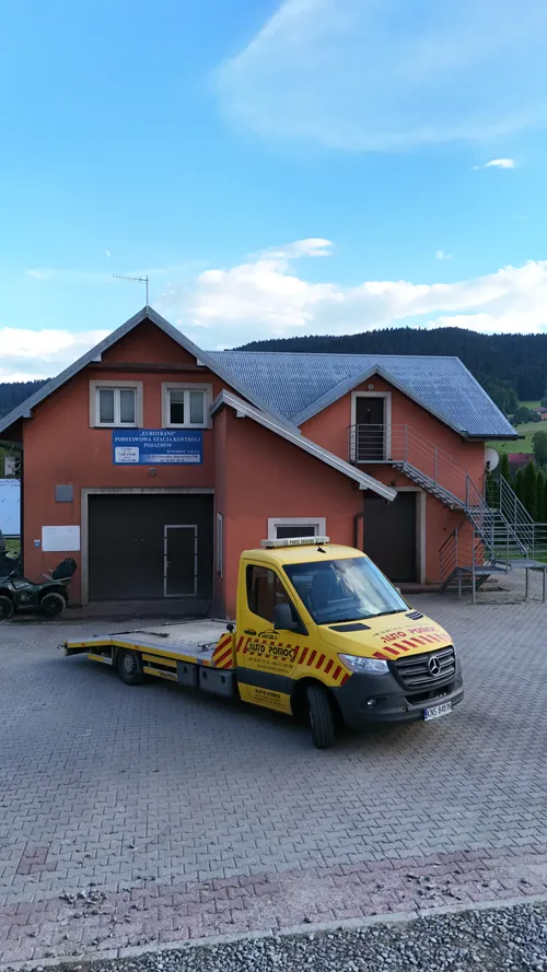 Żółty Sprinter – laweta EUROTRANS przed warsztatem